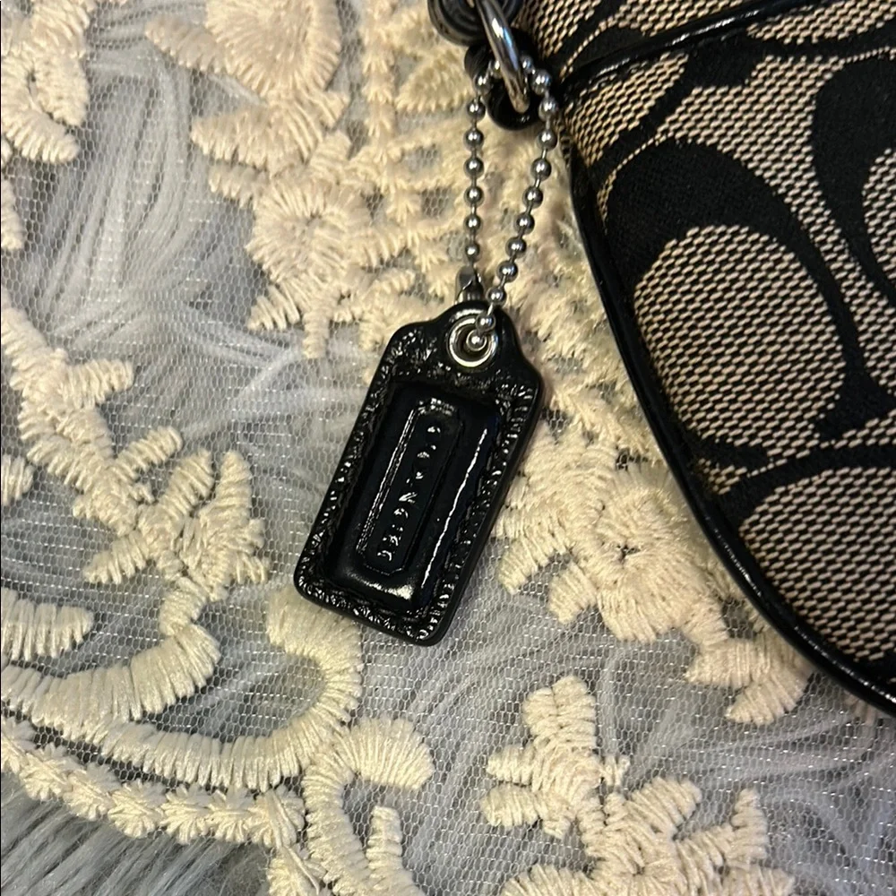 SOLD⚫️Coach Signature Wristlet - Picture 2 of 8